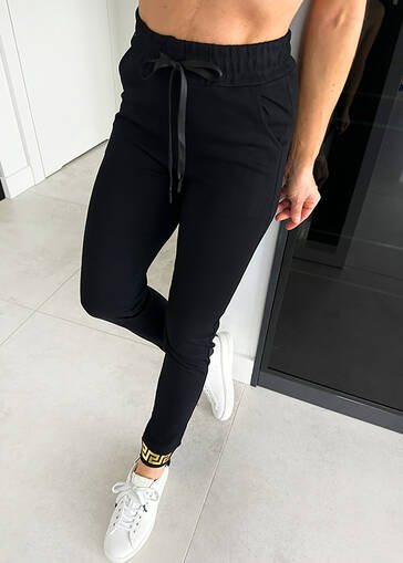 Efektowne spodnie z greckim wzorem na ściągaczu N191 czarne 