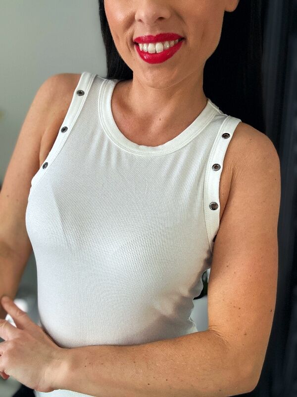 Damska koszulka top na ramiączkach z prążkowanego materiału N706 biały