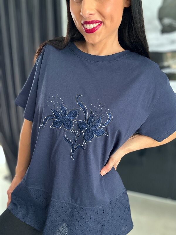 Bluzka z gipiurą i kwiatami N675 granatowy