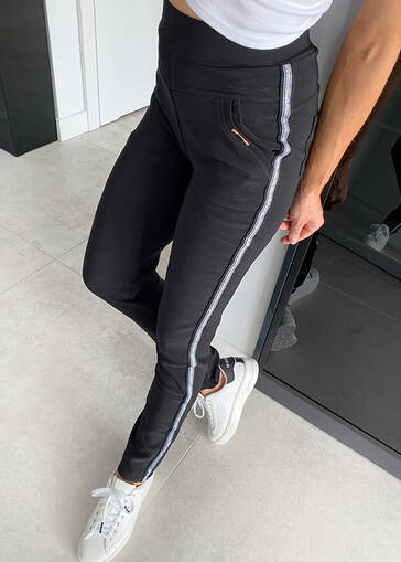Czarne spodnie legginsy ze srebrnymi lampasami M717