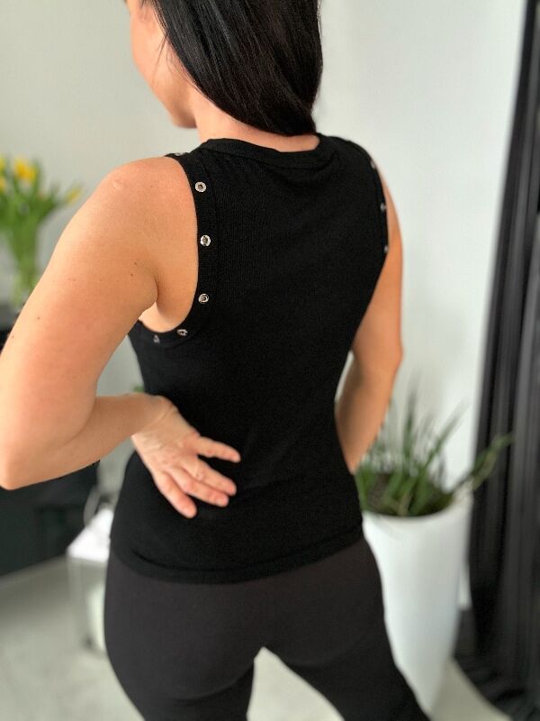 Damska koszulka top na ramiączkach z prążkowanego materiału N704 czarny