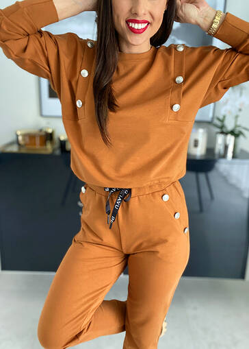 Bawełniany komplet dresowy z guziczkami bluza + spodnie M646 karmelowy