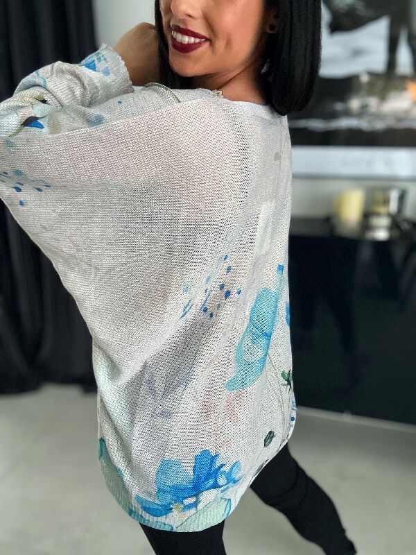 Luźniejszy sweter z kwiatami N647 niebieski