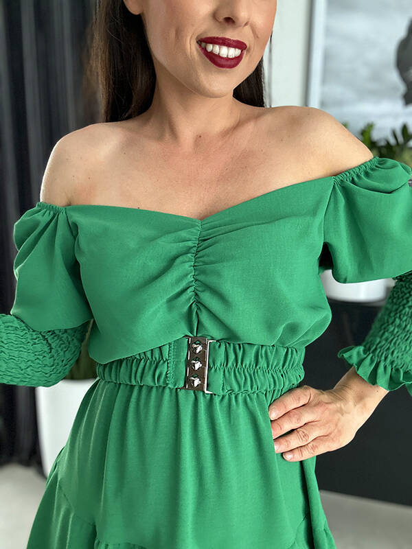 Okolicznościowa sukienka z gumowanym rękawem i paskiem WF682 zielona 
