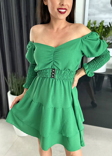 Okolicznościowa sukienka z gumowanym rękawem i paskiem WF682 zielona 